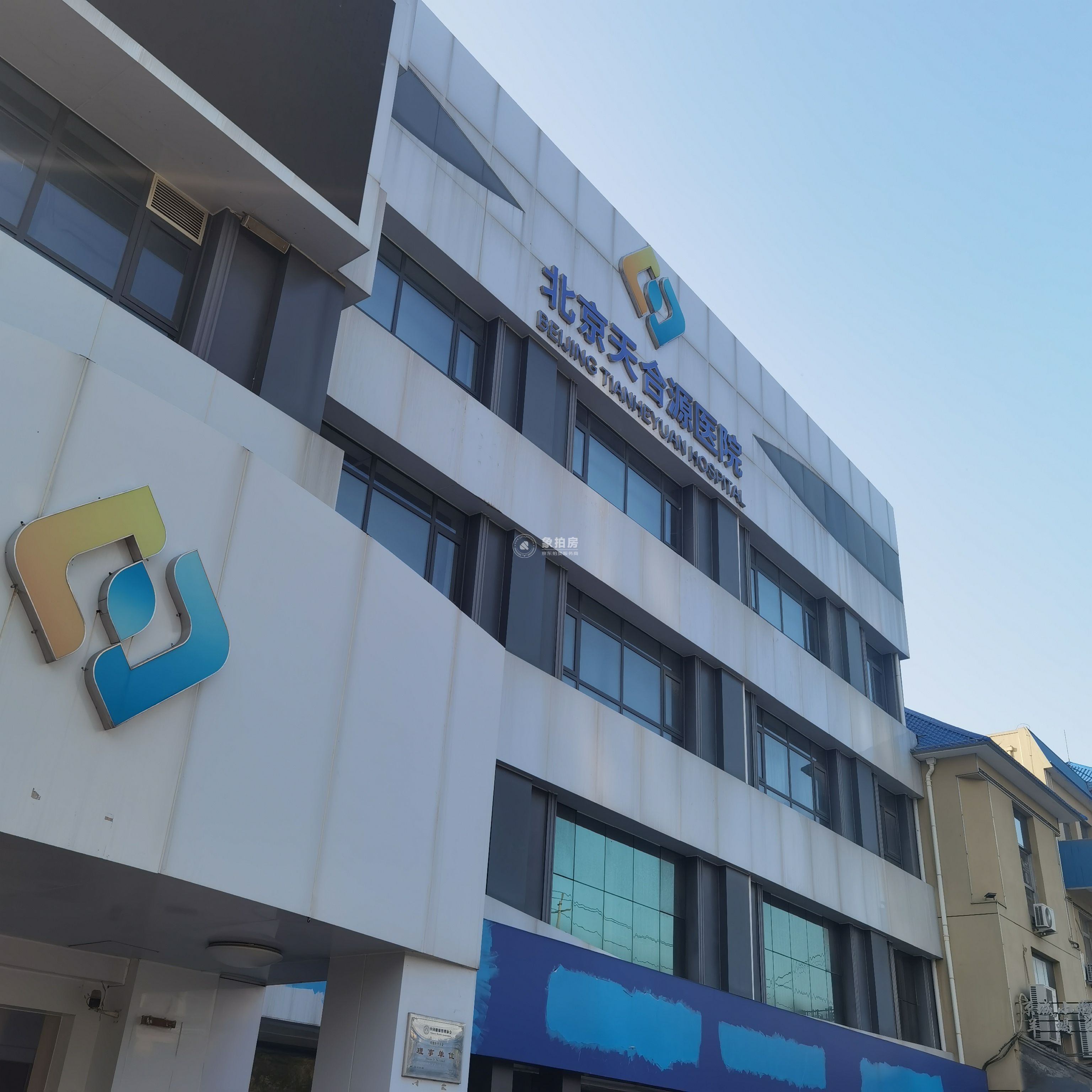 良乡地区政通西里小区1、2号楼南侧1层整层、2层整层、3层整层、4层整层的房屋及土地