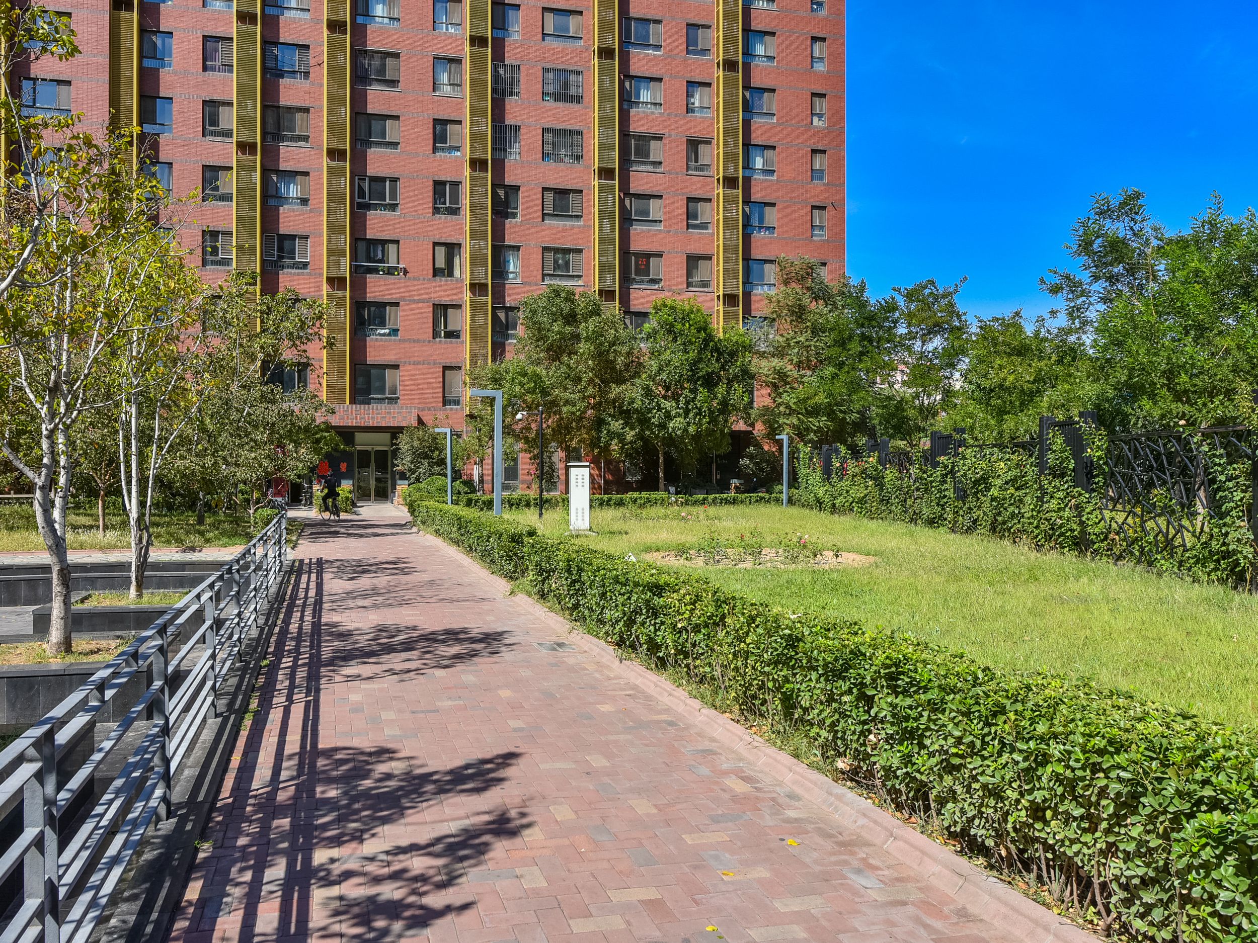 阳光花园2号楼1-2层215号