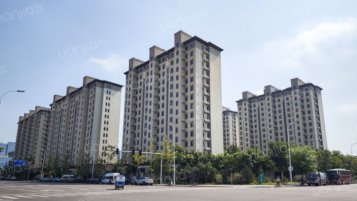 黄村镇龙河路东侧楼（面朝北）二、四层房屋租赁权