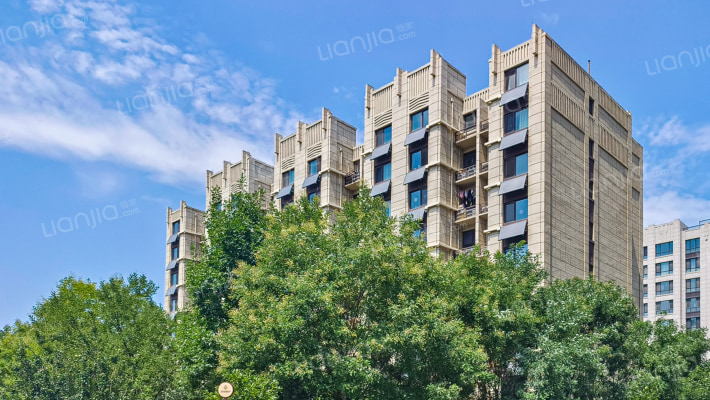 东方太阳城万晴园65号楼4层二单元402（147.32㎡）