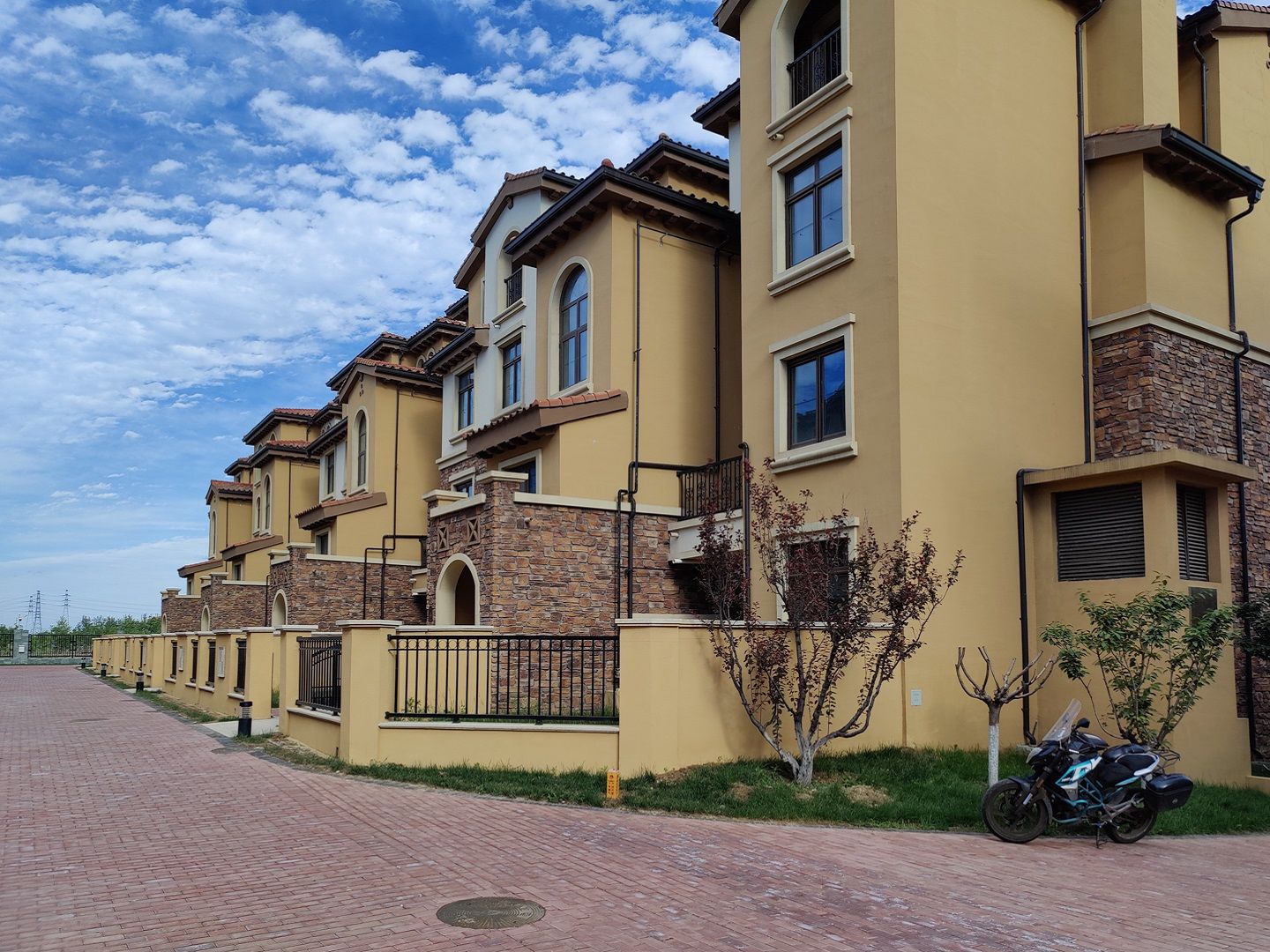 百葛路366号院香江别墅73-2号房产及69号楼-1层B1045、B1046号车位