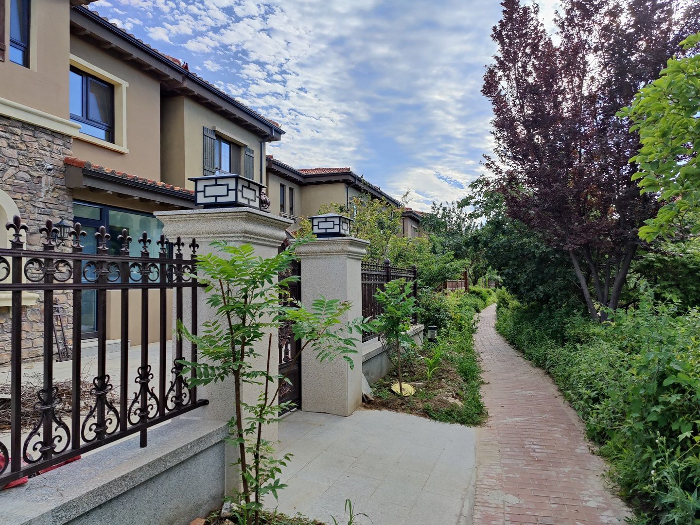 百葛路366号院香江别墅68-2号房产及69号楼-1层B1003、B1004号车位