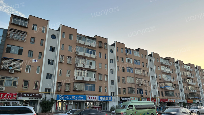 昌平镇西关路北侧西关商贸楼1至3层01的房屋