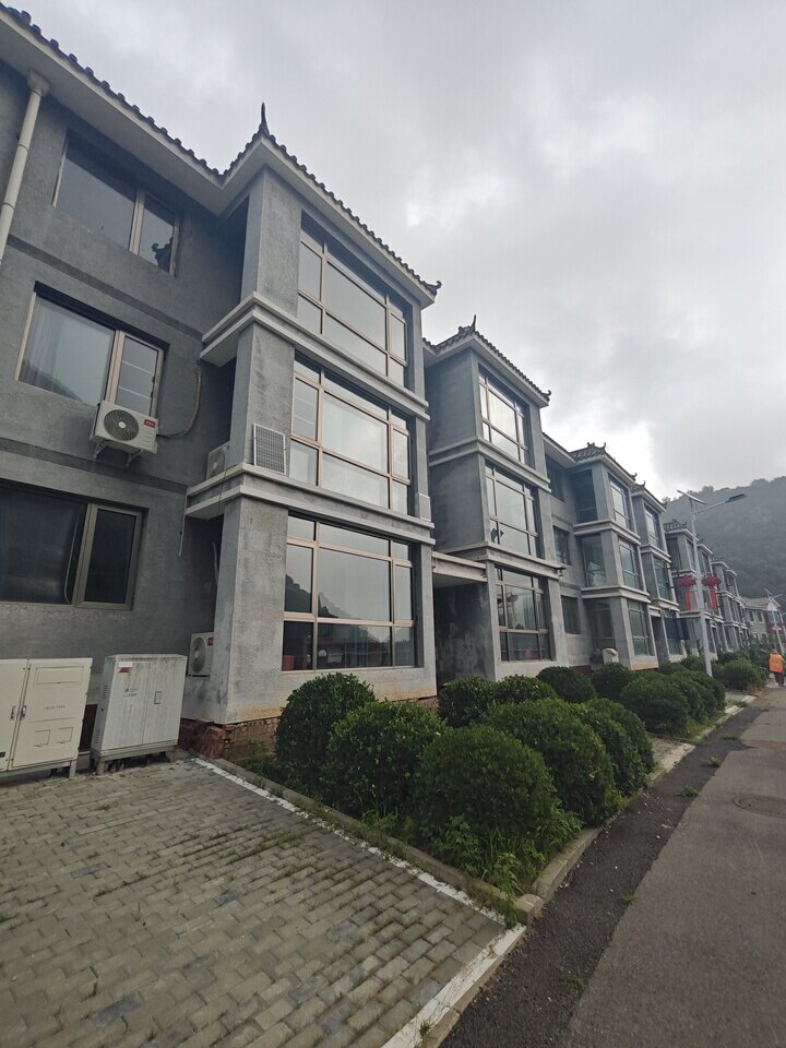 渤海镇三岔村的别墅17栋及单元房一个的使用权（使用权截至日期为2085年12月31日）